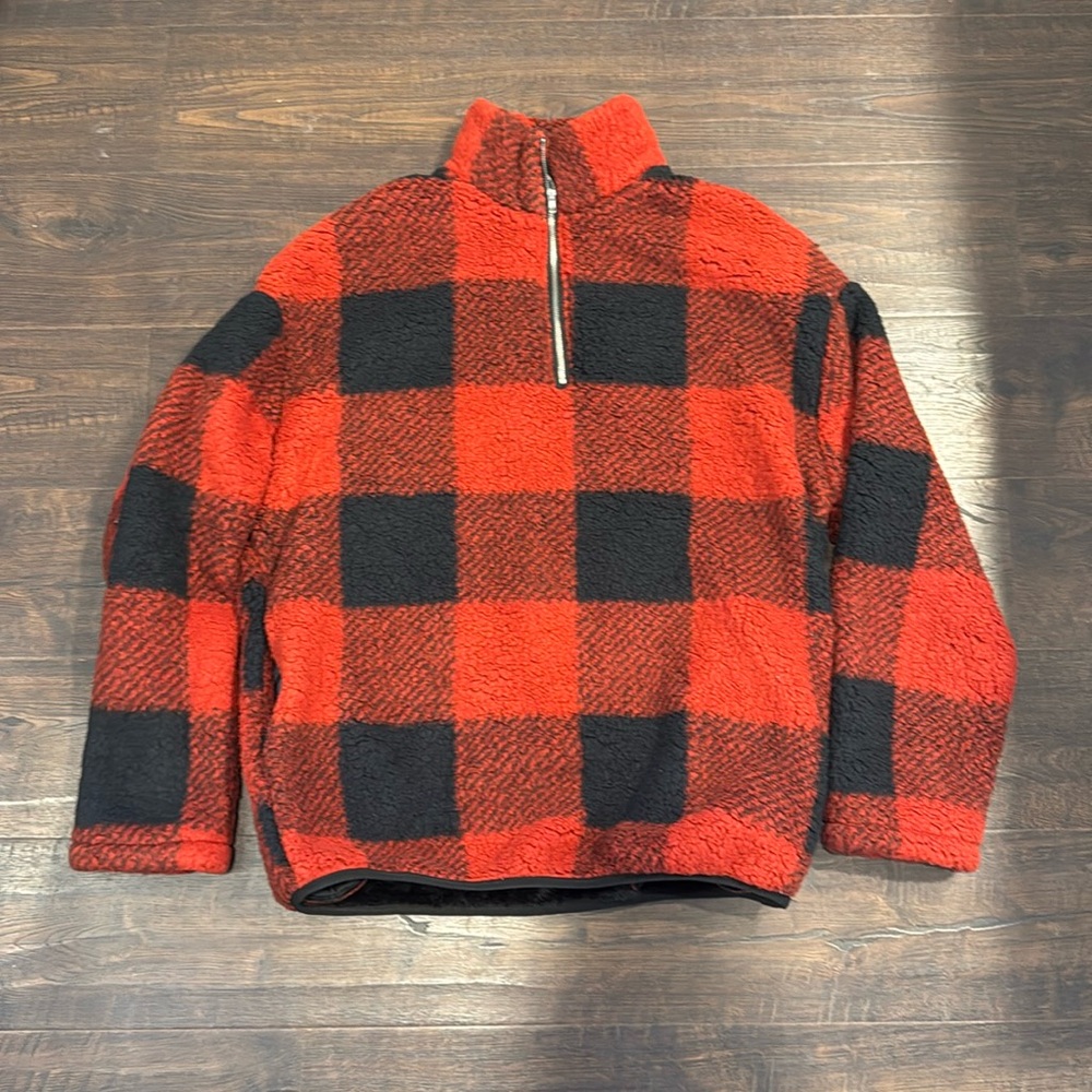 Red and black buffalo plaid fleece with pockets 
Size small